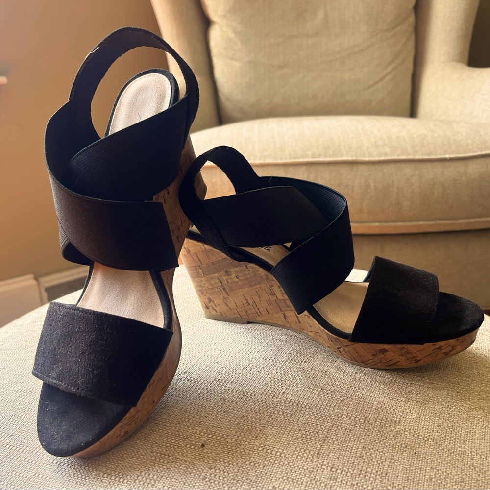 American Eagle Black wedges size 8
3.5” cork wedge heel